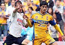 El centrocampista Paul Aguilar (i) de América lucha por el balón con Alan Pulido (d) de Tigres