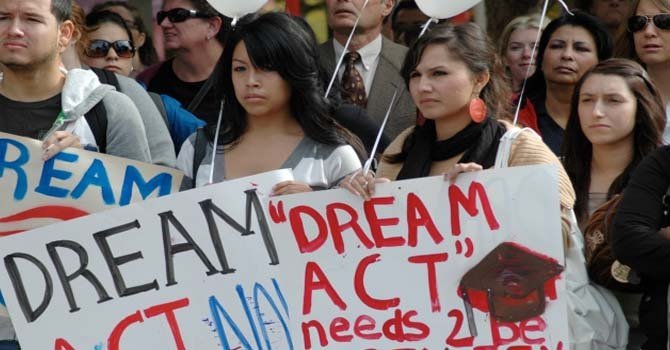 Estudiantes hispanos protestan durante visita de Mitt Romney a Arizona