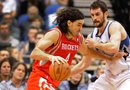 Scola y Barea destacan con su juego ofensivo entre los latinoamericanos. Scola (i) anotó 26 puntos y los Rockets agradecieron su aportación al ganar por 101-85 a los Jazz de Utah