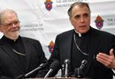 El Cardenal Daniel Dinardo ( derecha) presentó al nuevo Obispo Auxiliar George A Scheltz (Izqda.)