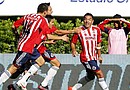 El delantero de Chivas Marco Favian (d) festeja su anotación ante Santos, durante el partido correspondiente a la jornada 8 del Torneo Clausura 2012, celebrado en el estadio Omnilife de la ciudad de Guadalajara (México)