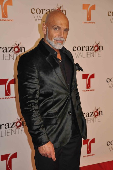 Manuel Landeta camina por la alfombra roja del evento de presentación de la telenovela “Corazón valiente” en Miami
