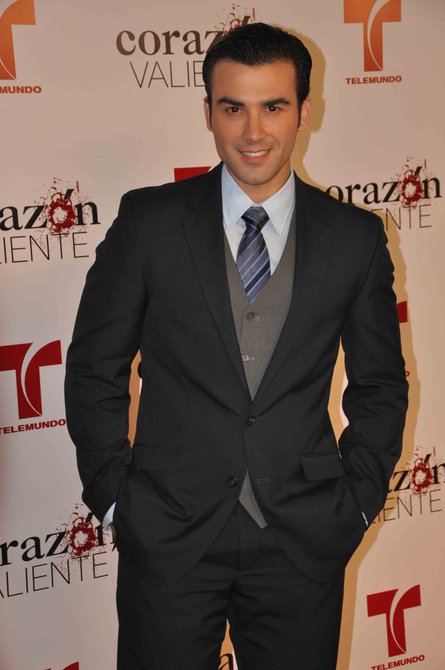 José Luis Resendez vistió su mejor gala para la presentación de la telenovela en el Hotel Fontainbleau de Miami. Como dato curioso en este hotel se grabo la telenovela “Body Guard” de Whitney Houston que precisamente se trababa de un “guardaespaldas” el mismo tema de la telenovela