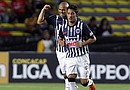 El delantero Humberto Suazo (atrás) de Monterrey celebra una anotación ante Monarcas durante el partido de ida de cuartos de final de la Liga de Campeones de la CONCACAF en el estadio Morelos de la ciudad de Morelia (México)