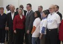 La alcaldesa Anisse Parker (centro), el senador estatal John Whitmire (a la izquierda de alcaldesa),el Superintendente Terry Grier (a la derecha), se mostraron complacidos de poder ayudar a los jóvenes