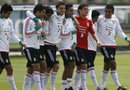 Jugadores de la selección mexicana que se preparan para el Preolímpico de fútbol comparten una sesión de
entrenamiento