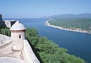 Santiago, la segunda ciudad de Cuba y para muchos la más caribeña de la isla, vive sus casi 500 años con una ganada reputación de ser tierra de músicos, independentistas y revolucionarios, en medio de un privilegiado paisaje de mar y sierra