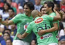 ugadores del Monterrey celebran una anotación ante América, durante el juego correspondiente a la jornada 13 del torneo Clausura del fútbol mexicano en el el estadio Azteca de Ciudad de México