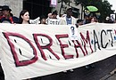 La legisladora Ana Hernández (izq.) se unió a la protesta a favor de estudiantes indocumentados