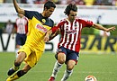 Diego Torres (i) de América disputa el balón con Omar arellano (d) Chivas