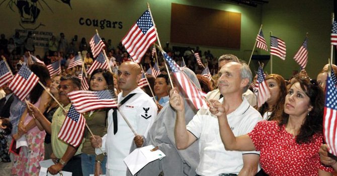 Alientan a inmigrantes a solicitar la ciudadanía para ejercer un voto activo