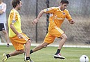 Oscar Recio (Derecha) es el único latino en el Dynamo. Hace unos días, la entidad cedió a préstamo a Josué Soto a un club de San Antonio.