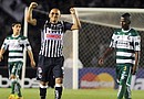 Humberto Suazo (c) de Monterrey celebra un gol ante Santos, durante el partido de ida de la final de la Liga de Campeones de Concacaf, celebrado en el estadio Tecnológico de Monterrey (México)
