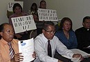 Representantes de diferentes organizaciones mexicanas en Houston intentarán entregar cuatro cartas al presidente de México Felipe Calderón en su visita a esta ciudad