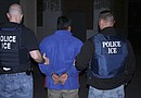 Agentes de ICE arrestaron a 16 personas en una redada al noroeste de Houston
