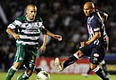 Humberto Suazo (d) de Monterrey disputa el balón con Marc Crosas (i) de Santos el miércoles 18 de abril de 2012, durante el partido de ida de la final de la Liga de Campeones de Concacaf, celebrado en el estadio Tecnológico de Monterrey (México)