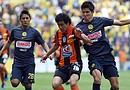El defensa Jesús Molina (d) de América y Edy Brambila (c) de Pachuca luchan por un balón durante el Torneo de Clausura 2012 en Ciudad de México