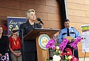 La alcaldesa de Houston, Annise Parker, explica durante una rueda de prensa los peligros que conlleva dejar a los menores sin la supervisión de un menor