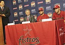 Francisco Romero la voz oficial de los partidos de los Astros en español presenta a Jeff Luhnow gerente general del equipo, a su lado José Altuve de segunda base y a J.D Martínez jardinero de los Astros en una conferencia de prensa