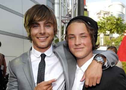 Zac y su hermano menor Dylan Efron