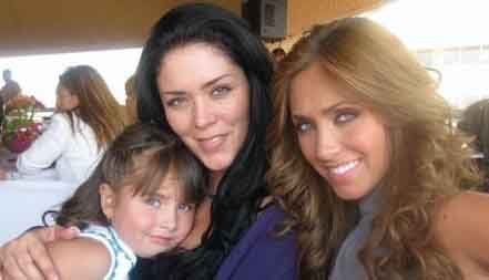 Anahi con su hermana Marichelo y su sobrina Ana Pau