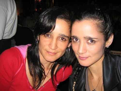 Julieta Venegas y su hermana gemela Yvonne