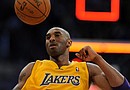 El jugador estadounidense de los Lakers de Los Ángeles Kobe Bryant celebra la victoria de su equipo en el partido de eliminatorias de la NBA disputado contra los Nuggets de Denver, en Los Ángeles, California (EEUU)