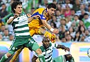 El jugador de Tigres, Héctor Mancilla (c) disputa el balón con Iván Estrada (i) de Santos, durante el partido de vuelta de la semifinal del Torneo Clausura celebrado en el Estadio Corona de la ciudad de Torreón (México)