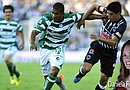 Christian Suarez (i) de Santos disputa el balón con Ricardo Osorio (d) de Monterrey, en el último juego que enfrentó a estos equipos en la liga regular de México