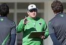El entrenador del Monterrey, Victor Vucetich (c), participa en el entrenamiento del equipo