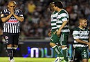 Humberto Suazo (i) de Monterrey reacciona tras una jugada ante Santos, durante el partido de vuelta de la final del Torneo Clausura 2012 celebrado en el estadio Tecnológico de la ciudad de Monterrey(México)