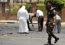 Policías forenses yemeníes toman pruebas en el lugar donde se ha perpetrado un tentado suicida contra un grupo de efectivos de la Seguridad Central que preparaban un desfile en la plaza de Sabein, en el sur de Saná