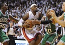 LeBRon James (2-i), alero de los de Heat de Miami es marcado por Brandon Bass (i), Ray Allen (2-d) y Greg Stiemsma (d), de los Celtics, durante el séptimo partido de la final de la Conferencia Este de la NBA, en el American Airlines de Miami, Florida (EE.UU.)