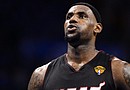 El jugador de de los Heat LeBron James gesticula durante un descanso ante los Thunder este 14 de junio en el segundo juego de la final de la NBA en el Chesapeake Energy Arena en Oklahoma City (EE.UU.)