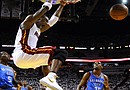 El jugador de Miami Heat Chris Bosh (c) encesta contra Oklahoma City Thunder durante el tercer juego de la final de la NBA en el American Airlines Arena de Miami, Florida (EE.UU.)