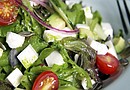 Tradicionalmente las ensaladas se componen de lechuga, tomate y cebolla. Para hacer de este plato algo más completo debe contener hidratos de carbono, vitaminas y proteínas. El atún, el salmón, el pavo, el pollo o el huevo cocido son los alimentos estrella ricos en proteínas que podemos añadir.