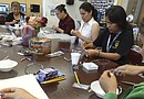 Los centros de padres y maestros voluntarios de algunas escuelas se han organizado para dictar talleres de manualidades como una forma de divertirse y relajarse durante el verano.