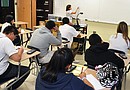 Alumnos de HISD se preparan en la escuela de verano para las pruebas STAAR que aplazaron en marzo pasado.