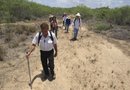 Los inhóspitos terrenos que rodean el punto de revisión fronteriza en Falfurrias (a 300 millas al sur de Houston) marcan la ruta que cientos de indocumentados recorren a diario exponiendo sus vidas. SemanaNews visitó la zona junto con unos Ángeles del Desierto que buscan entender por qué en ese lugar muchos indocumentados desaparecen.