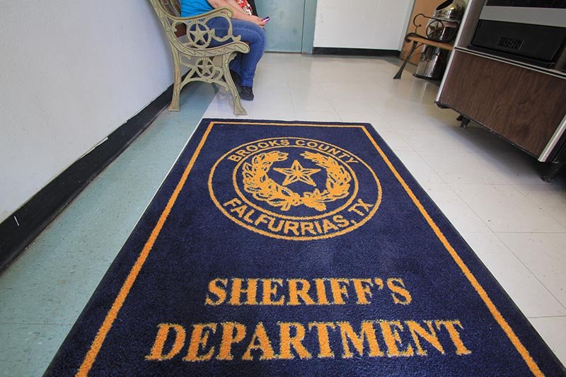 En el interior de la sede de la Oficina del Alguacil del Condado Brooks en la ciudad de Falfurrias (Texas).