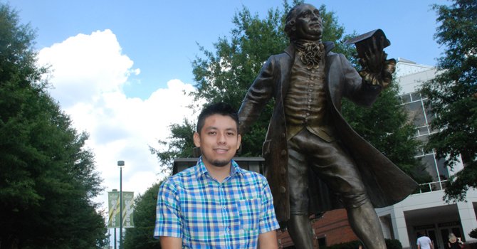 Estudiantes hispanos "invaden" universidades