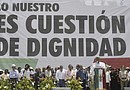 El líder izquierdista mexicano Andrés Manuel López Obrador (c) habla en un mitin en el Zócalo, la plaza central de Ciudad de México. EFE/Mario Guzmán