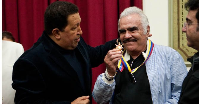 Chávez condecora a Vicente Fernández