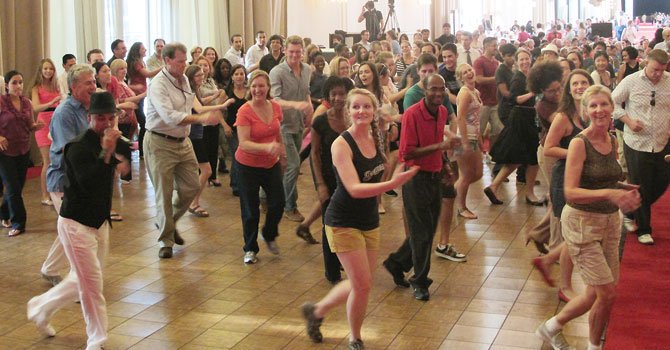Todos bailan salsa en el Kennedy Center