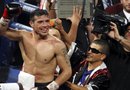 El argentino Sergio "Maravilla" Martínez celebra el título de campeón del peso medio, versión Consejo Mundial de Boxeo (CMB), que le ha arrebatado al mexicano Julio César Chávez Jr., en el pabellón Thomas & Mack Center de Las Vegas.