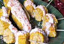 Elote con crema y queso. Como recuerdo de las contribuciones que los hispanos y latinoamericanos han hecho a la diversificación de la cultura norteamericana en áreas como la música, las tradiciones y por supuesto la comida, continuemos festejando con estas simples recetas.