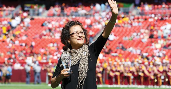 Redskins honran a líder local