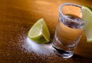 Se dice que para disfrutar del tequila se debe tomar sin mezclar, pero es una bebida fuerte, por eso lo suelen combinar con refrescos o jugos. Su inigualable sabor y calidad lo hacen perfecto para preparar platillos exquisitos y sofisticados.