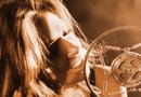 “Manías” es el primer sencillo del nuevo trabajo discográfico de Thalía. Este tema forma parte del álbum ”Habítame siempre”,que saldrá a la venta en noviembre.