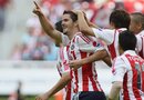 El jugador de Chivas del Guadalajara Antonio Gallardo (c) celebra su anotación ante Jaguares, durante el partido correspondiente a la jornada 13 del Torneo Apertura celebrado en el estadio Omnilife de la ciudad de Guadalajara.
